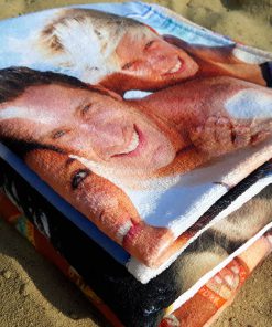 pyyhe omalla tekstillä